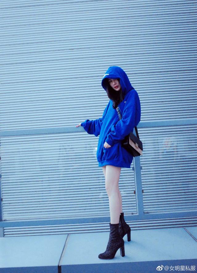 关晓彤最新私服照撞衫杨幂,活脱脱一个酷少女