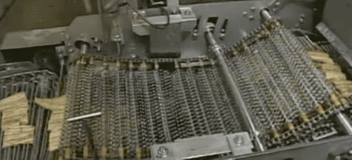 鸡块|为什么鸡块裹面糊时，明明只淋了表面，底面也能被裹好？