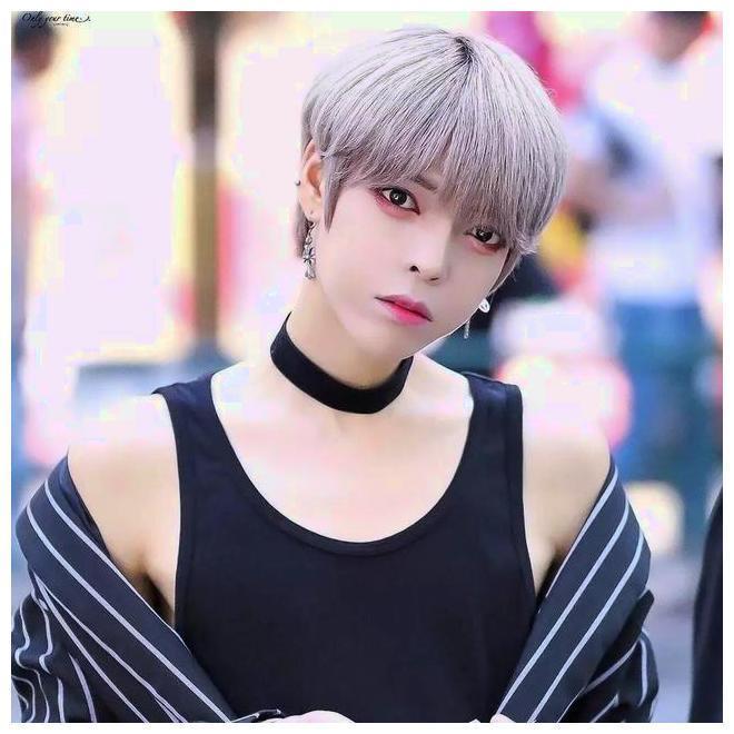 史上最妖艳男团出道,网友:根本分不清性别!