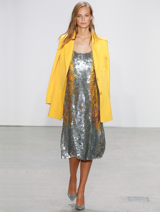 以服装为画布,随性泼洒色彩,洋溢着清新脱俗的艺术感