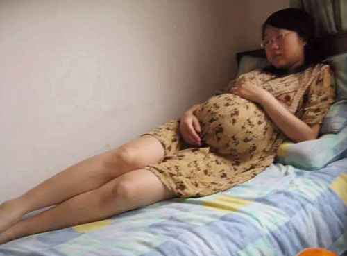 挺着大肚子,踩着高跟鞋走红毯,网友:你家孩子还