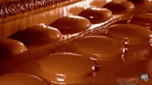 鸡块|为什么鸡块裹面糊时，明明只淋了表面，底面也能被裹好？