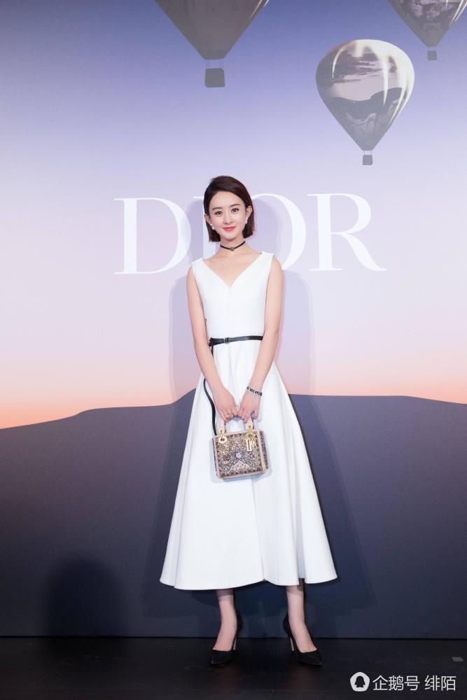 赵丽颖一身白衣出席活动,网友秒评气质裙压an