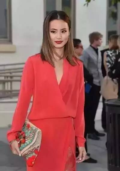 皮肤偏黑、偏黄的妹子应该怎样穿衣?