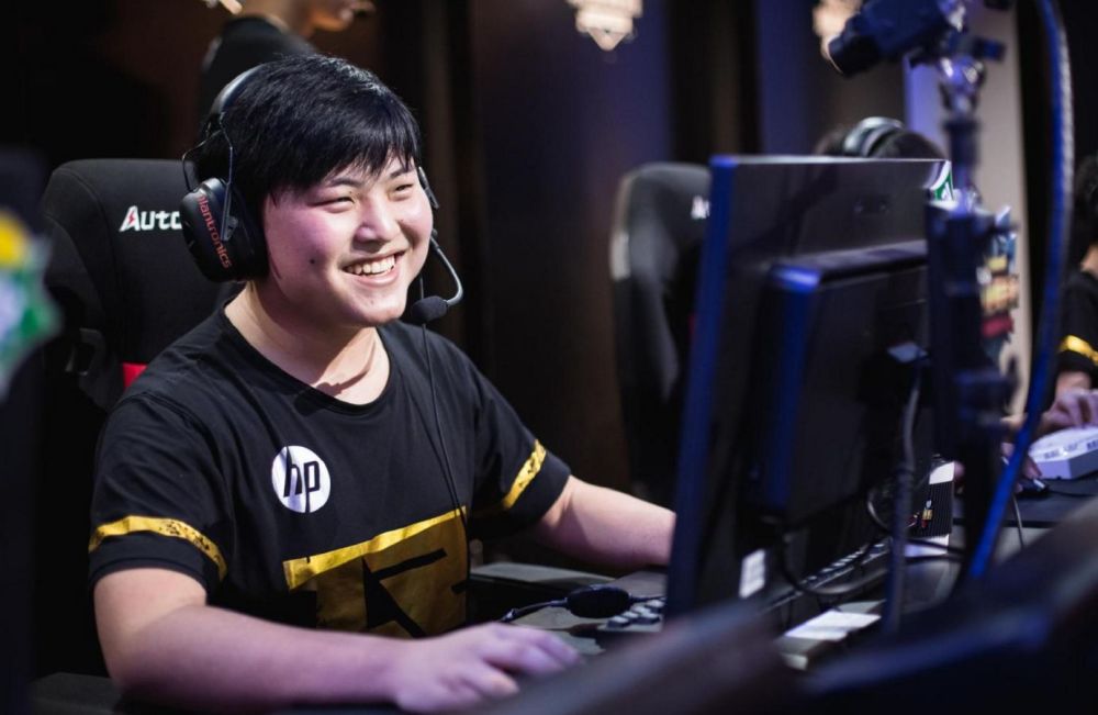 Uzi直播无意曝光QQ 瞬间被爆破