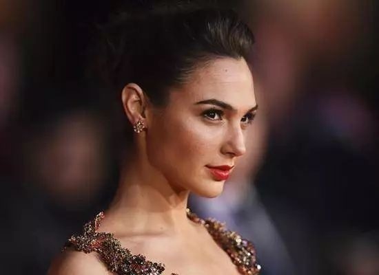 英语差就不配当爱豆?关晓彤、易烊千玺登联合