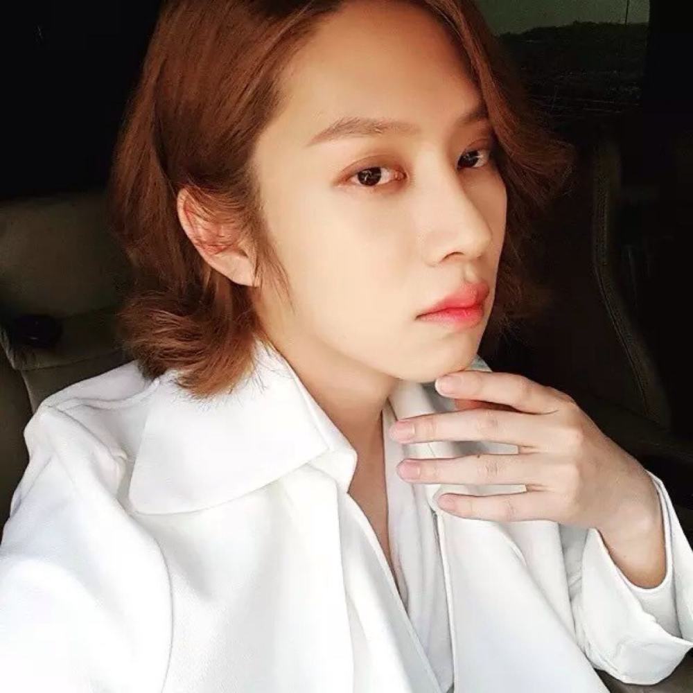 金希澈史上最狂长发照曝光!发型宛如蒙娜丽莎,笑喷网友