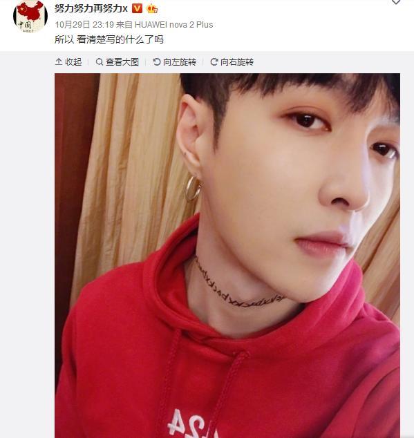 张艺兴将粉丝名字画到脖子上,签售会贴心询问