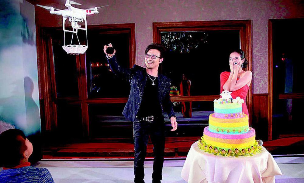 章子怡晒出全家福为汪峰庆生,女儿长相清纯,颜