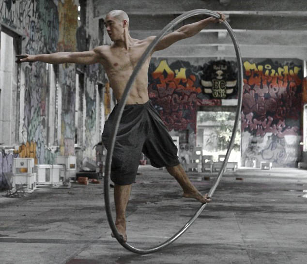 美籍华人胡启志台湾街头表演大环特技