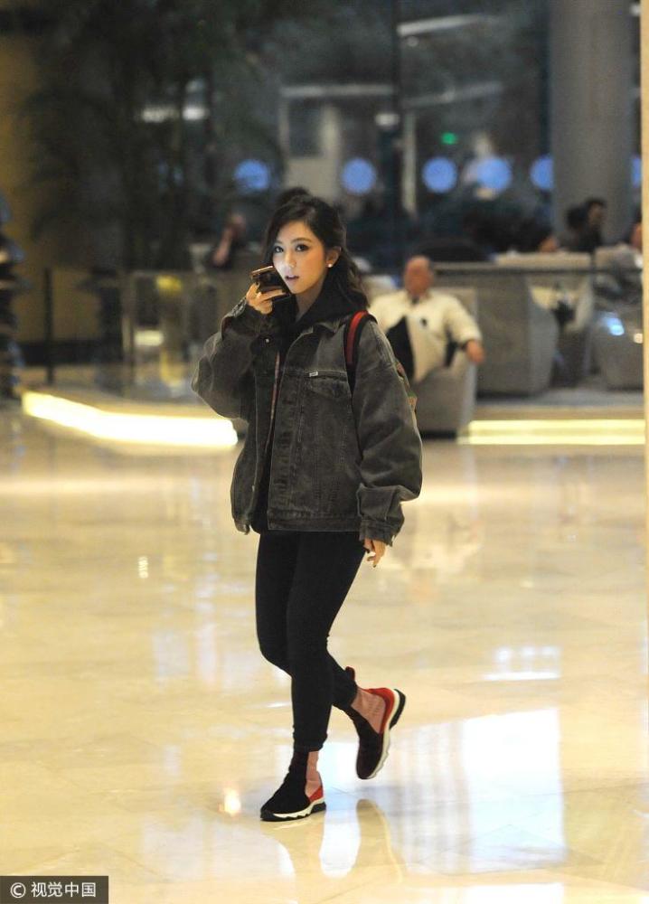 邓紫棋独自现身酒店身高1米5 一路聊语音见
