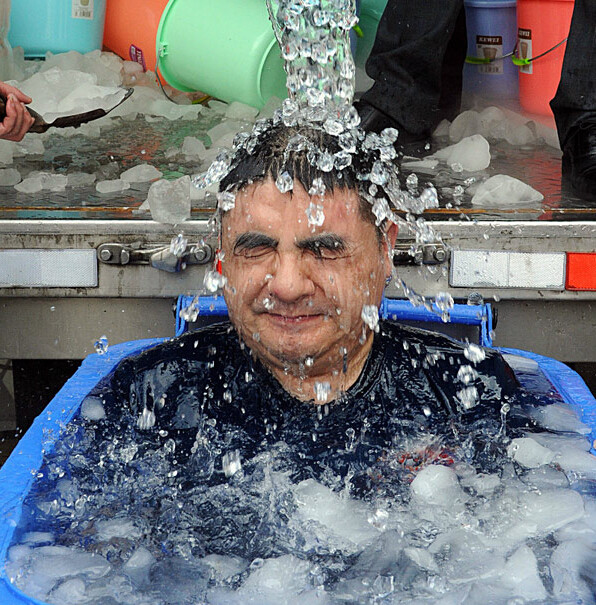 陈光标坐冰桶中接受冰桶挑战