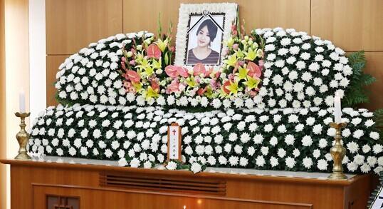 车祸现场. 车祸现场. 高恩妃生前照. 高恩妃生前照.