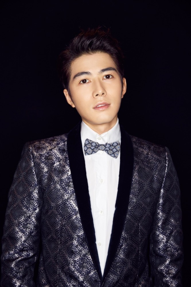 陈学冬被扒出和郭敬明同款背包,粉丝大概已经