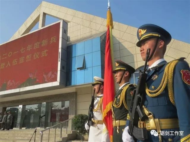 驻香港部队某合成旅举行新兵授衔仪式