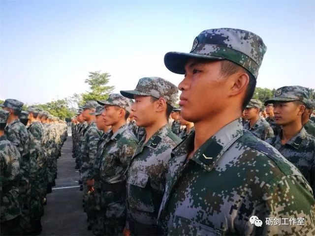 驻香港部队某合成旅举行新兵授衔仪式