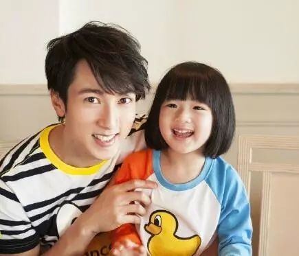 林心如曝霍建华会向女儿索吻,原来老干部也是