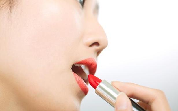 女人一生中 吃掉 4磅口红 伤害身体健康危害不止一点点