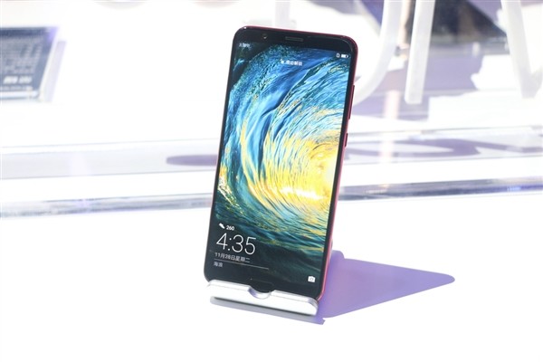 最便宜麒麟970手机:华为荣耀V10上手图赏 这红