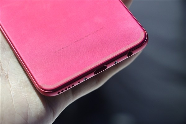 最便宜麒麟970手机:华为荣耀V10上手图赏 这红