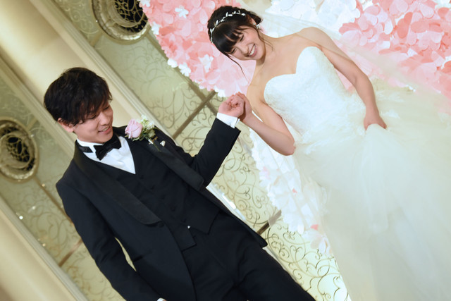 差点以为结婚了 佐藤健穿婚服宣传《8年的新娘》