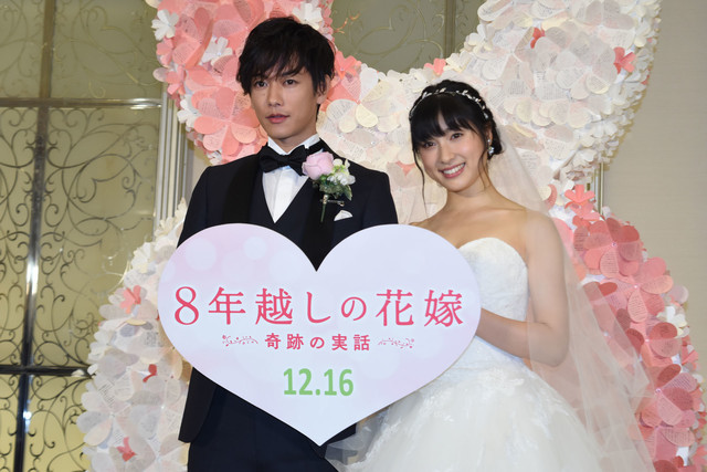 差点以为结婚了 佐藤健穿婚服宣传《8年的新娘》