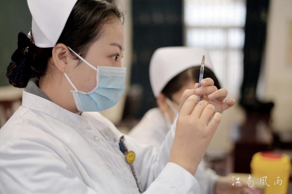 初一新生打针,男女生喊痛神态成表情包