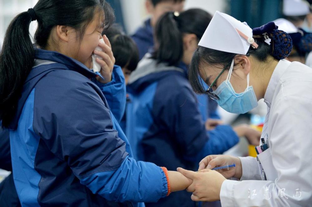 初一新生打针,男女生喊痛神态成表情包