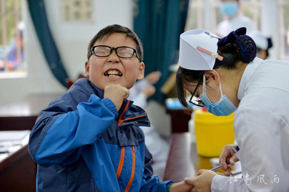 初一新生打针,男女生喊痛神态成表情包