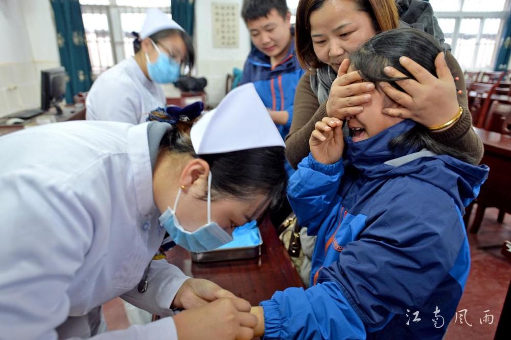 初一新生打针,男女生喊痛神态成表情包