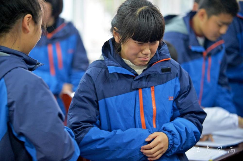 初一新生打针,男女生喊痛神态成表情包