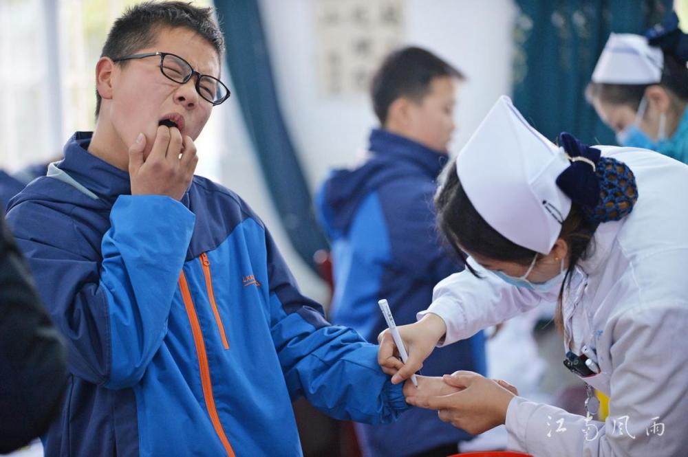 初一新生打针,男女生喊痛神态成表情包