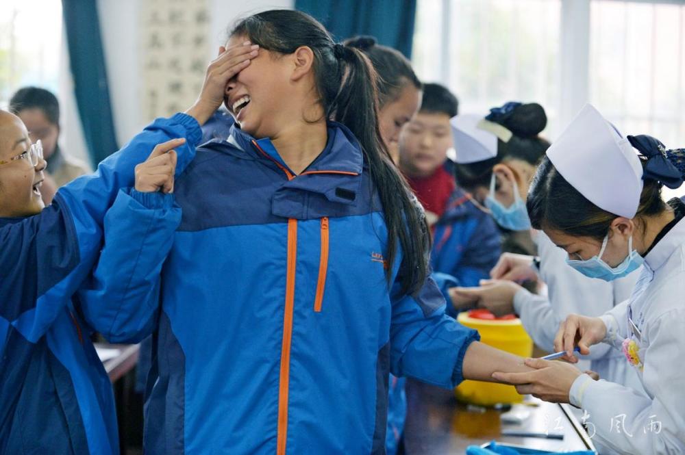 初一新生打针,男女生喊痛神态成表情包