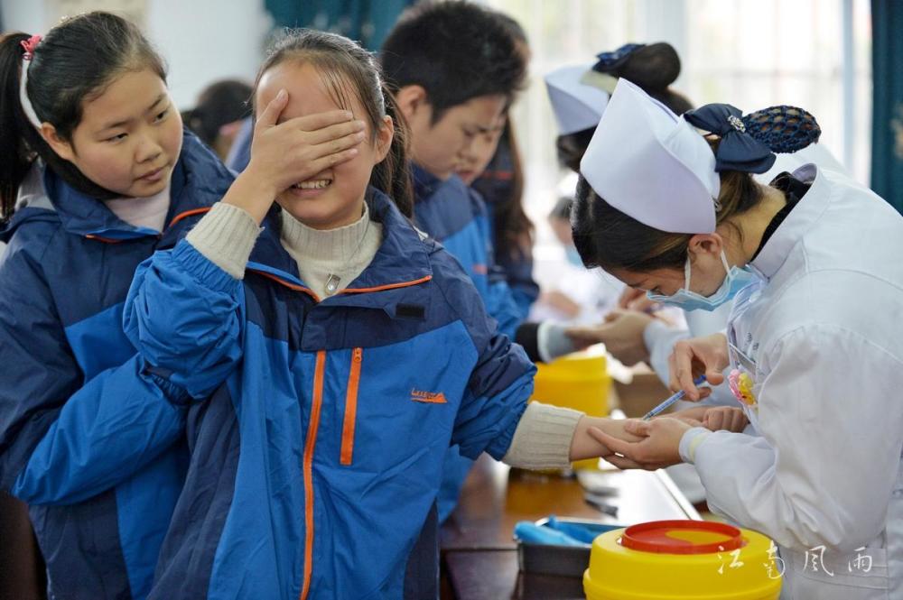 初一新生打针,男女生喊痛神态成表情包