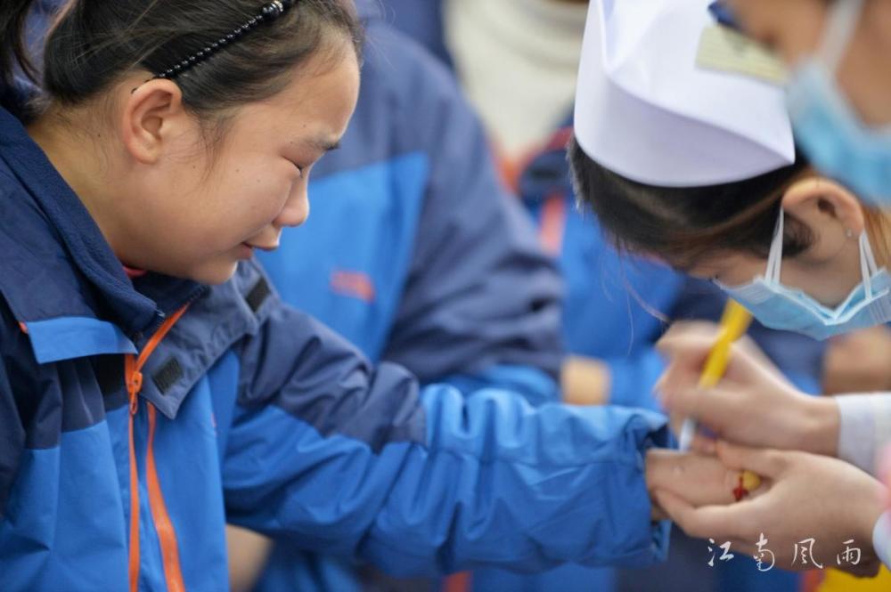 初一新生打针,男女生喊痛神态成表情包