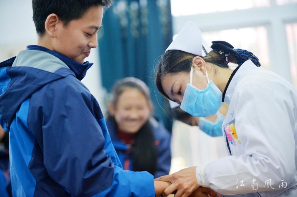 初一新生打针,男女生喊痛神态成表情包