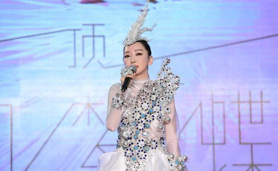 春晚假唱第一人,被揭发后淡出娱乐圈,如今的萨