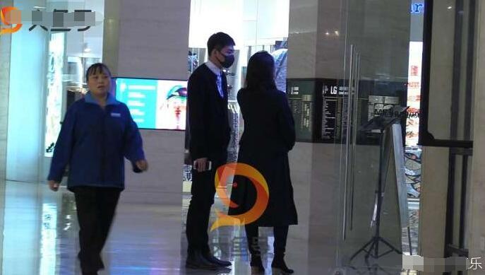 俞灏明陪女友王浩然逛商场,同居两年多疑似好