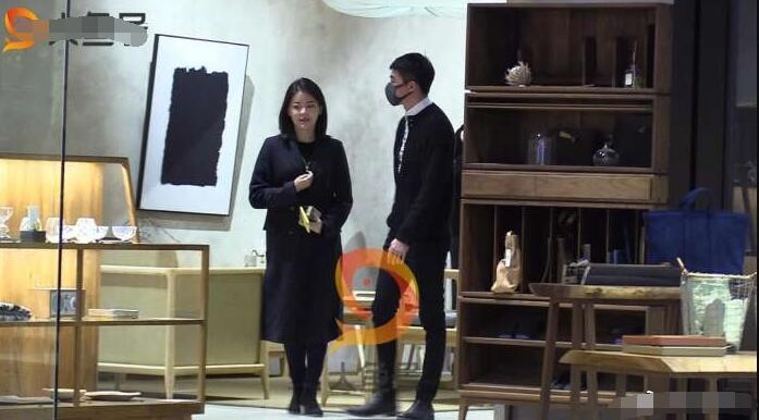 俞灏明陪女友王浩然逛商场,同居两年多疑似好