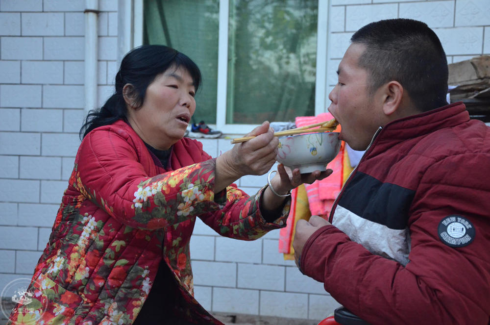 河南母亲教儿子用嘴打字,最想听儿喊声妈