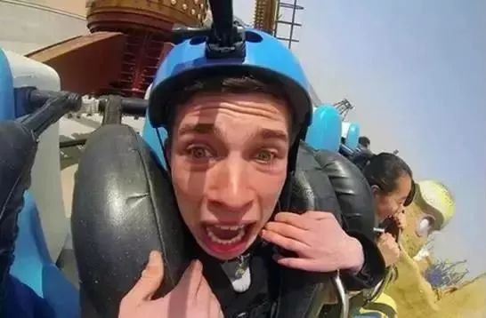 尽管很害怕,却又很想挑战,表情很到位有木有:平时优雅端庄,现在惊现双