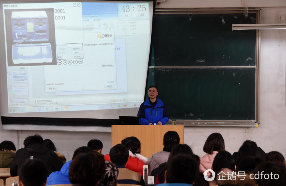 高校老师自创神器摇奖式点名 还带照片和声音