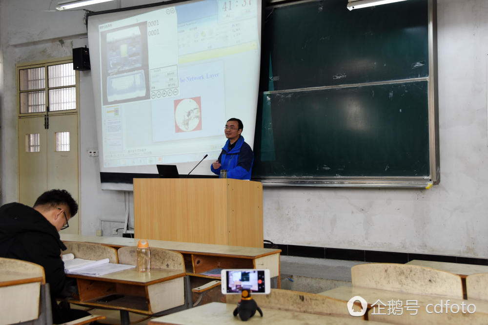 高校老师自创神器摇奖式点名 还带照片和声音