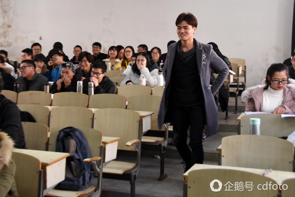 高校老师自创神器摇奖式点名 还带照片和声音