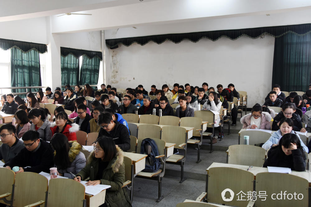 高校老师自创神器摇奖式点名 还带照片和声音