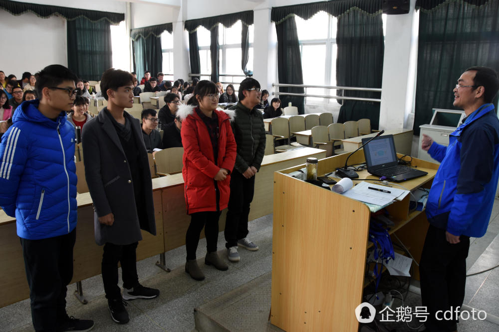 高校老师自创神器摇奖式点名 还带照片和声音