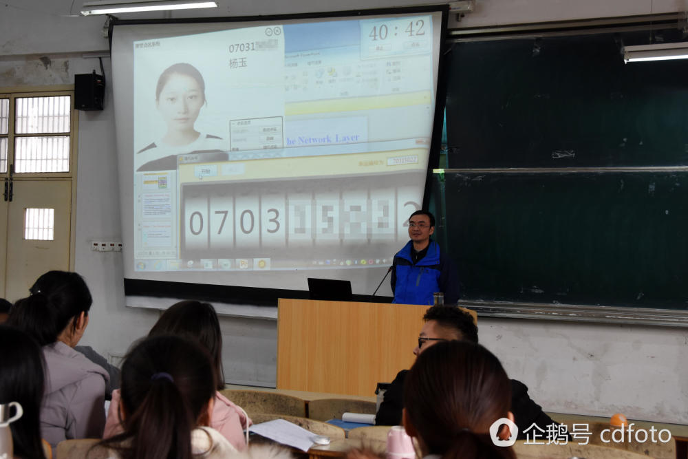 高校老师自创神器摇奖式点名 还带照片和声音