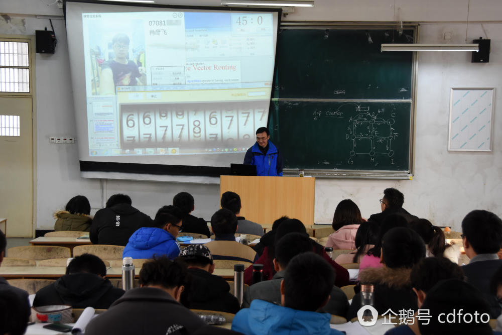 高校老师自创神器摇奖式点名 还带照片和声音