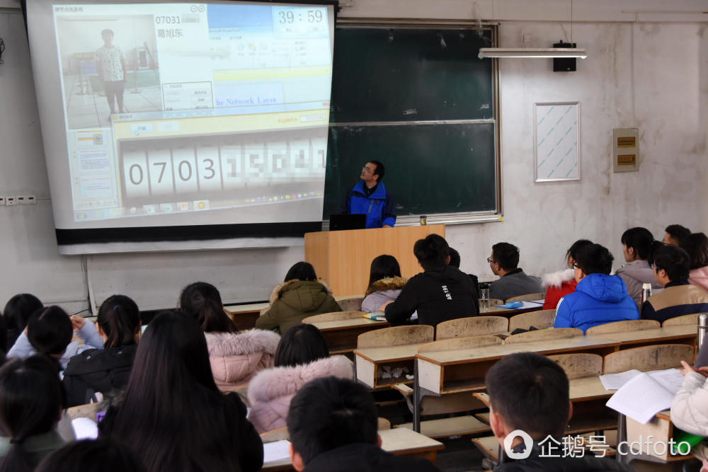 高校老师自创神器摇奖式点名 还带照片和声音