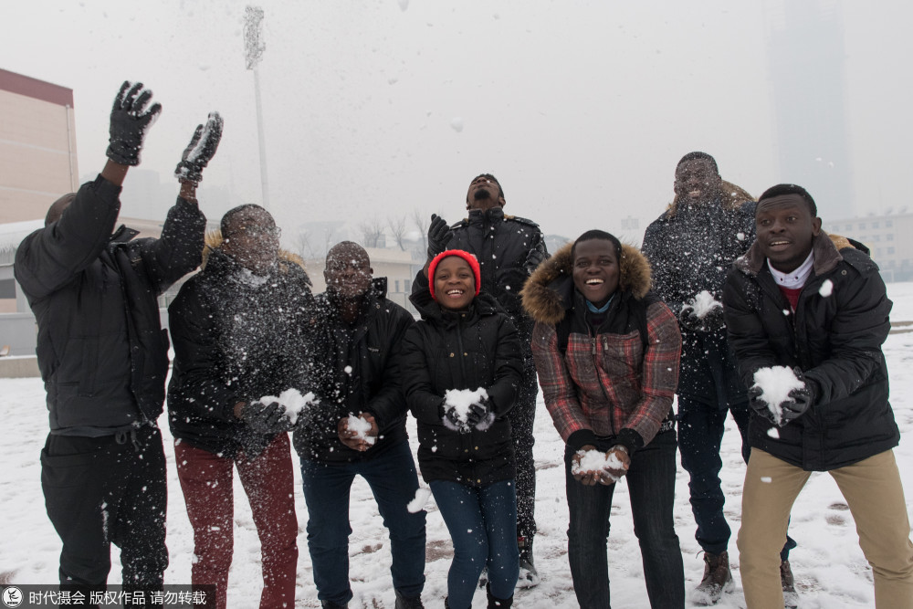 非洲留学生第一次见下雪兴奋难耐集体撒欢